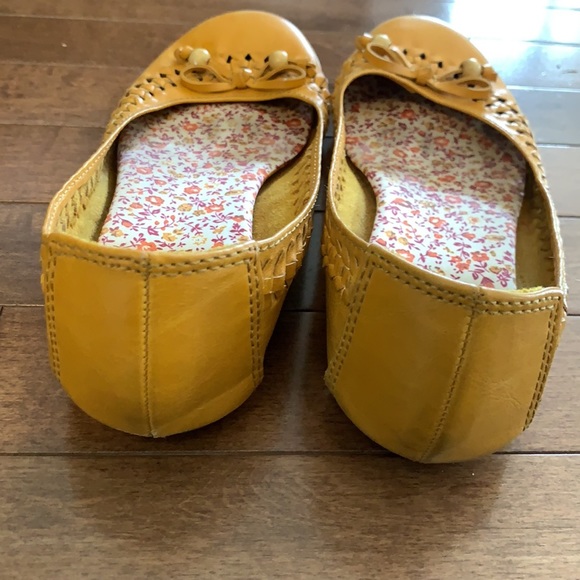 Yellow flats - Picture 3 of 6